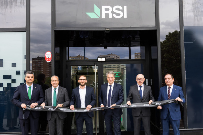 La inauguración contó con representantes de las cajas rurales de Castilla y León y con la dirección de Rsi.