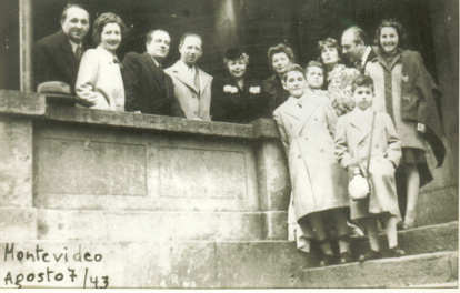 En Montevideo con amigos, entre los que están Rafael Alberti y María Teresa León