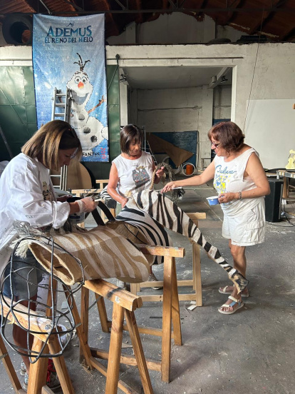 Miembros de Ademus creando el vestuario de 'El Rey León'.