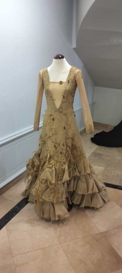 Bata de cola de arpillera utilizado por Ana Morales para el espectáculo 'Reciclarte'.