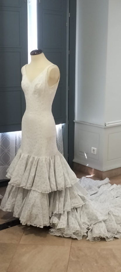 Vestido de bata de cola cedido por Cristina Hoyos.