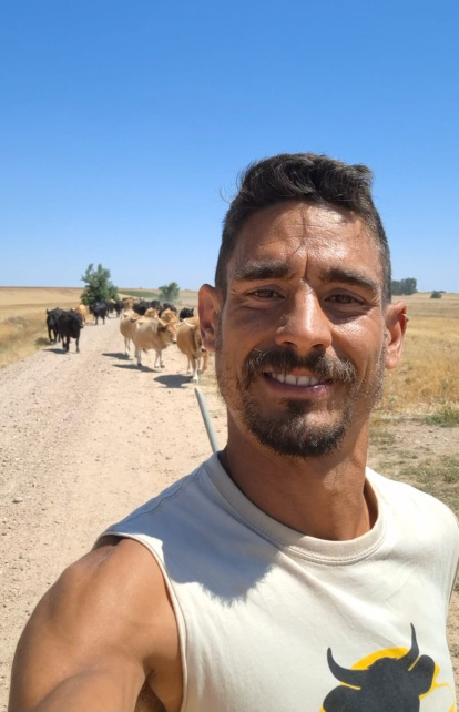Andrés Gómez tiene una explotación ganadera en Zael
