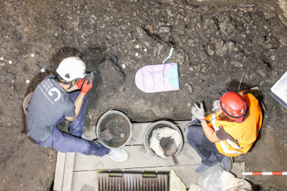 Trabajos de excavación en Portalón de Cueva Mayor donde se trabaja en dos superficies de 30 metros cuadrados cada una. La superior trabajan en niveles del hierro por primera vez. Abajo el neolítico más antiguo.