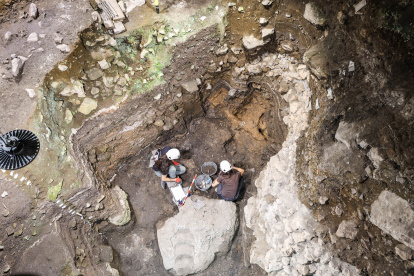 Trabajos de excavación en Portalón de Cueva Mayor donde se trabaja en dos superficies de 30 metros cuadrados cada una. La superior trabajan en niveles del hierro por primera vez. Abajo el neolítico más antiguo.