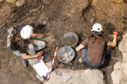 Trabajos de excavación en Portalón de Cueva Mayor donde se trabaja en dos superficies de 30 metros cuadrados cada una. La superior trabajan en niveles del hierro por primera vez. Abajo el neolítico más antiguo.