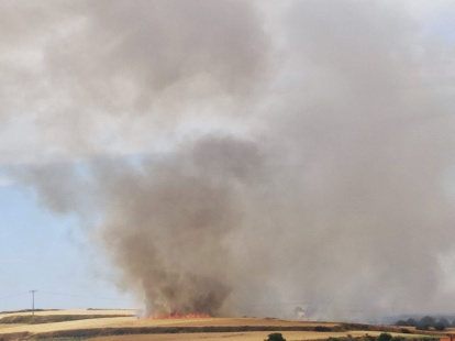 El fuego generó una densa columna de humo.