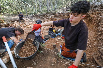 Equipo de unas 15 personas que trabajan en Estatuas que tiene dos zonas de excavación en el exterior y dentro de la cueva.