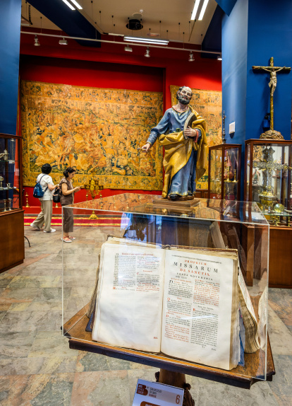Visitantes en el museo de tapices de San Nicolás, que alberga «la mejor colección parroquial de España» para sorpresa incluso de los burgaleses.