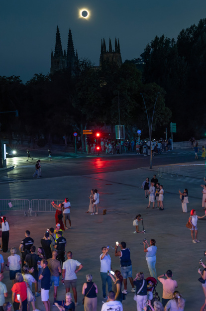Varias personas disfrutan del eclipse total en Burgos.