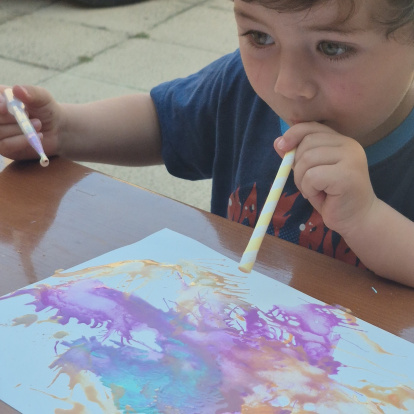 Un niño reaiza un taller de arte.