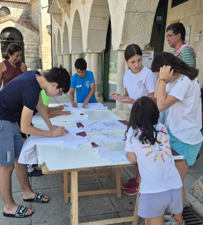 Niños realizan uno de los talleres de Nuria.