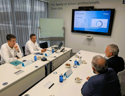 Sen, recibe explicaciones sobre el trabajo de la factoría burgalesa, abierta en 1990. Fue la primera planta de producción de la compañía fuera de Alemania.