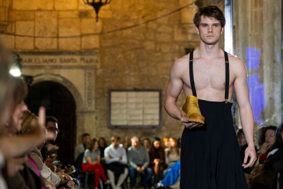 Desfile de moda MOBU 2026.