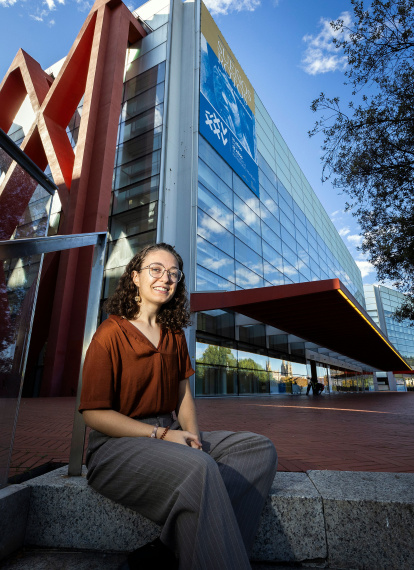 Laura Rojo posa en el exterior del Complejo de la Evolución Humana donde participó en la primera edición del Stem Talent Girl en 2016.