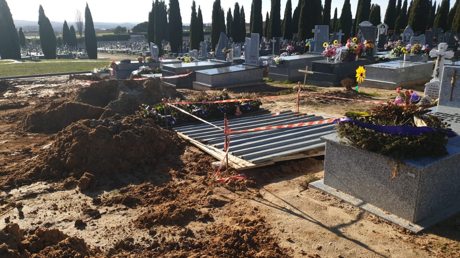 La plantilla del cementerio de Aranda está formada por tres trabajadores, uno menos que estos meses, pero advierten: necesitarían ser como mínimo 5