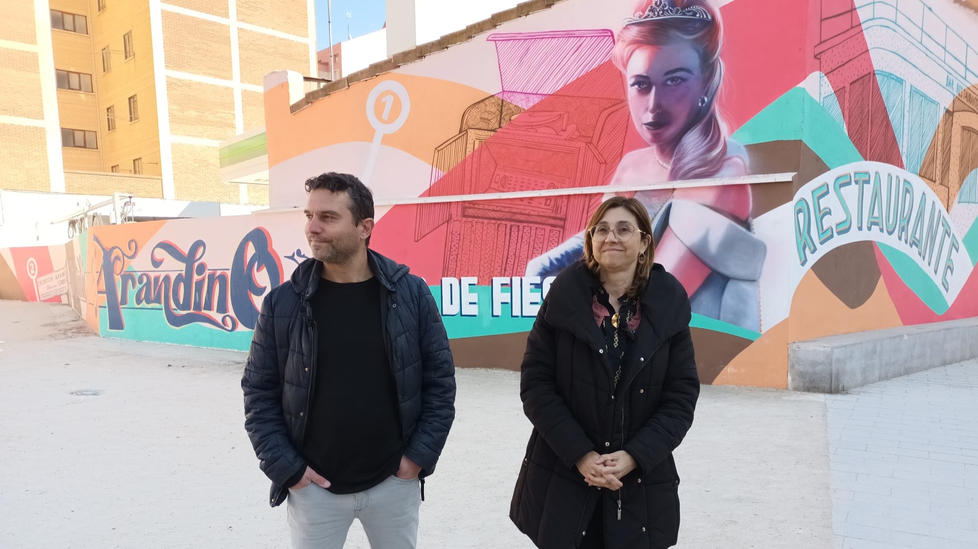 La alcaldesa ha visitado el mural con el artista local, Nano Lázaro
