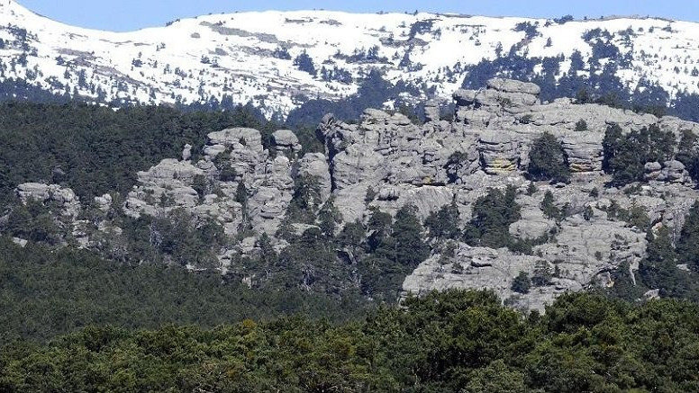 El paraje ofrece algunas de las mejores vistas de la sierra de Urbión, entre Burgos y Soria, con sus característicos pinares y llamativas formaciones rocosas. VALENTÍN GUISANDE