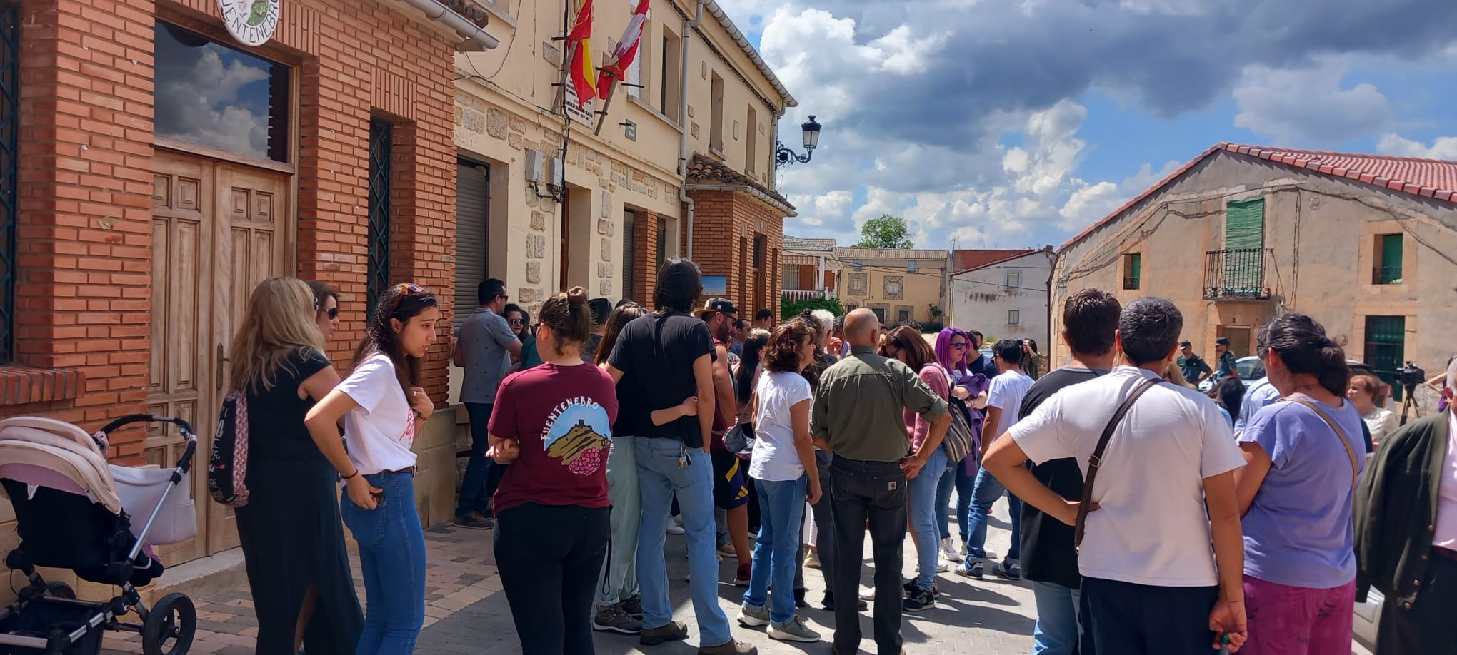 Imagen de la concentración pacífica que organizaron este fin de semana los vecinos, en apoyo a los concejales denunciados por intento de agresión