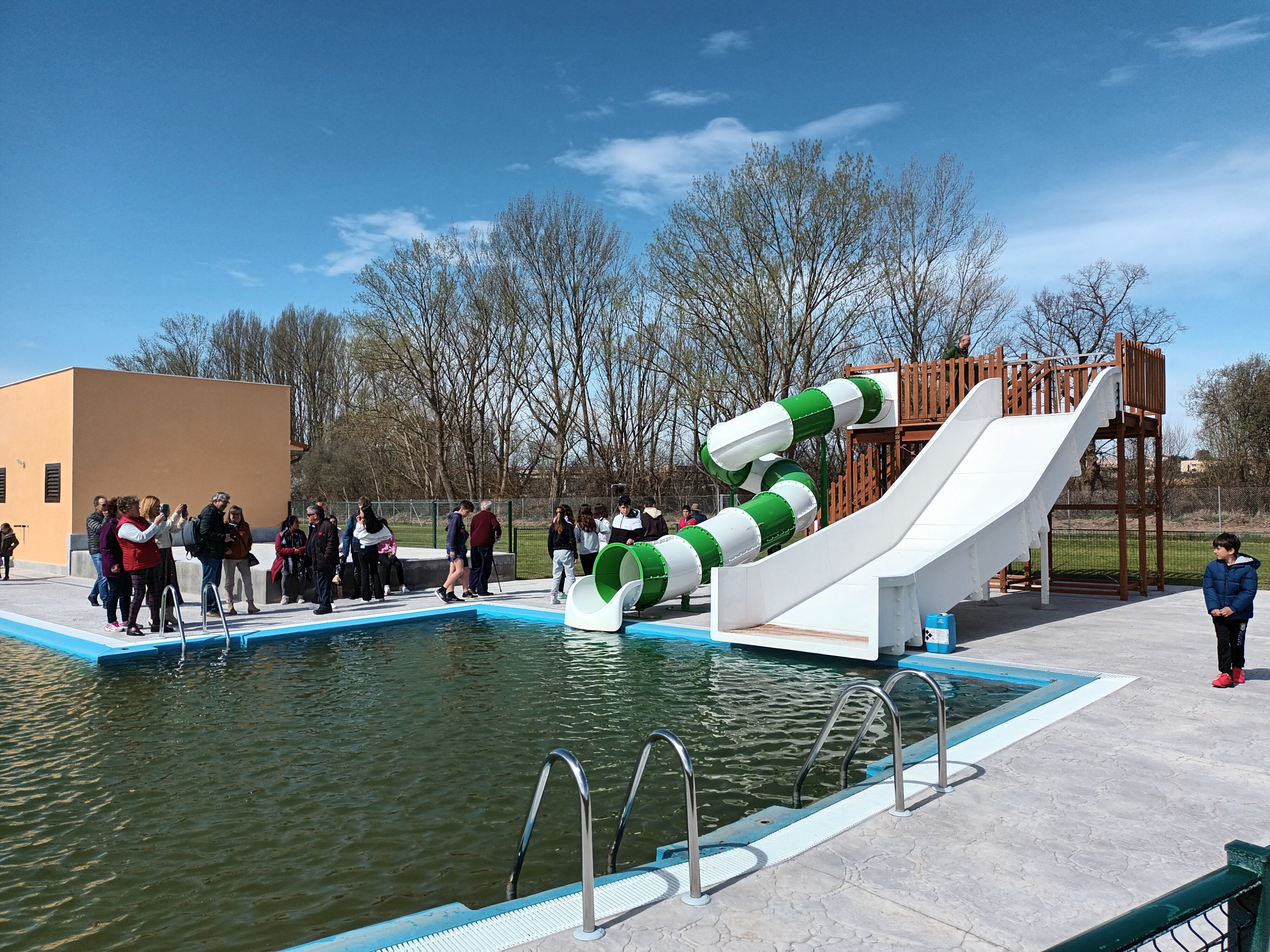 Imagen de los dos toboganes de las nuevas piscinas de Gumiel de Izán