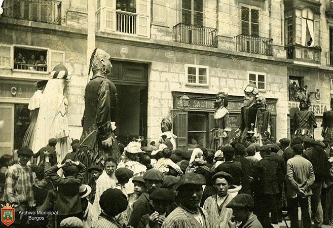 Los Gigantones, on the Paseo del Espolón in 1893.