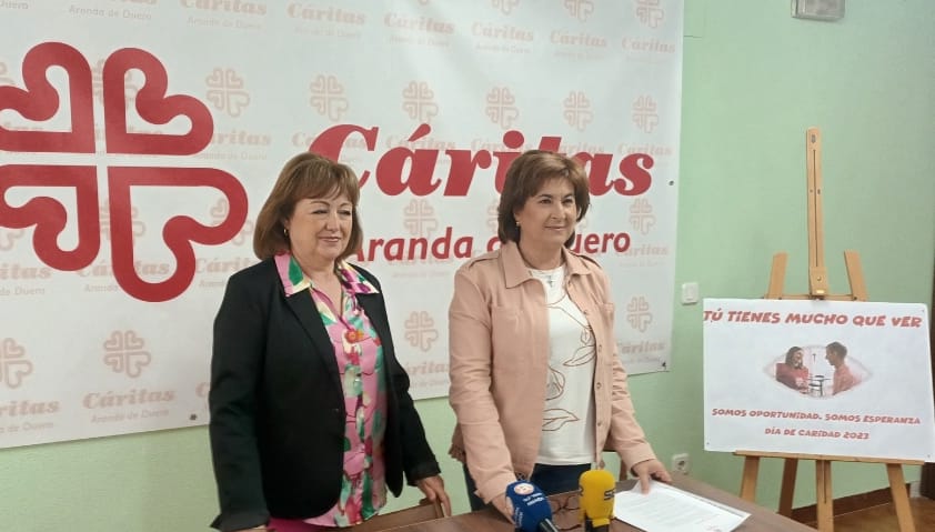 La coordinadora territorial de Cáritas Aranda, Guadalupe Cuadrado, junto a la presidenta del arciprestazgo de Santo Domingo de Guzmán, Elena Esteban