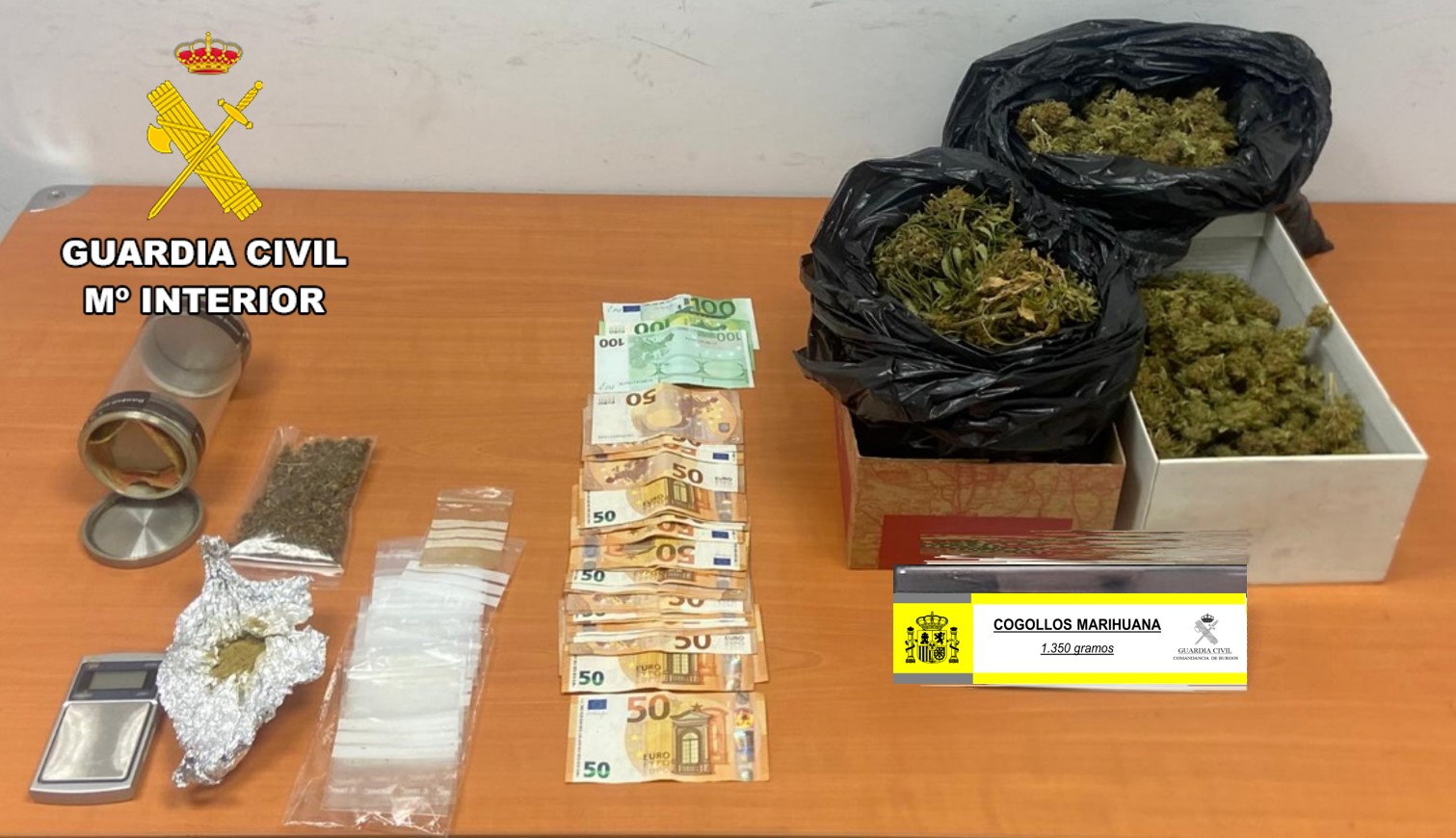 Marihuana incautada por los agentes.