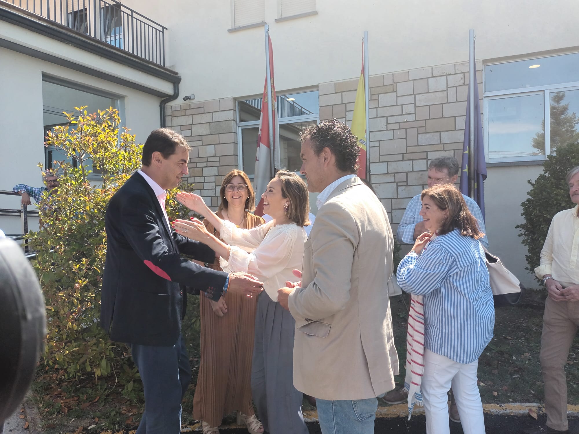 Cuca Gamarra saluda a su llegada al curso Prensa y Poder