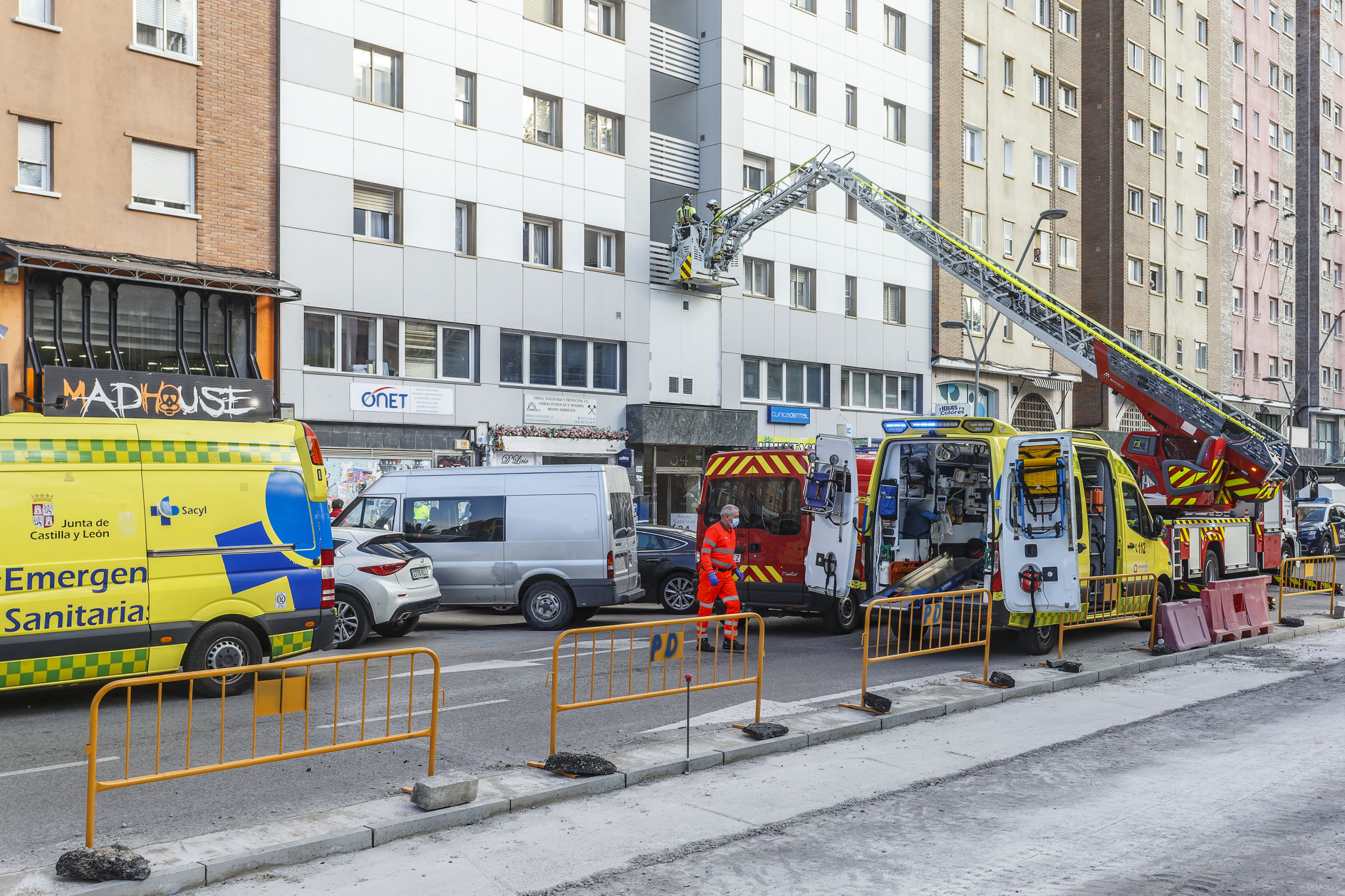 Personal sanitario del Sacyl junto a los bomberos tras un intento de suicidio el pasado mes de mayo en Burgos.