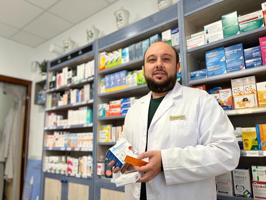 Agustín Jabonero posa en su farmacia de Zazuar