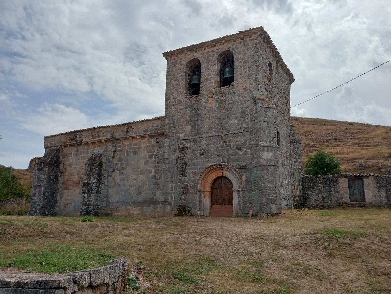 Así es la iglesia de un pequeño pueblo de Burgos que toma vida en el ...